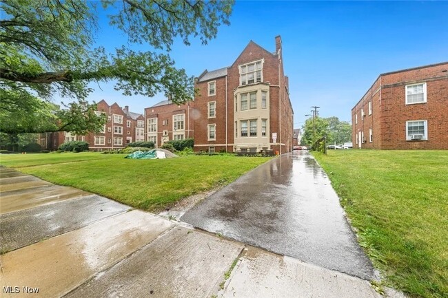 Photo - 15610 Van Aken Blvd Unit 5