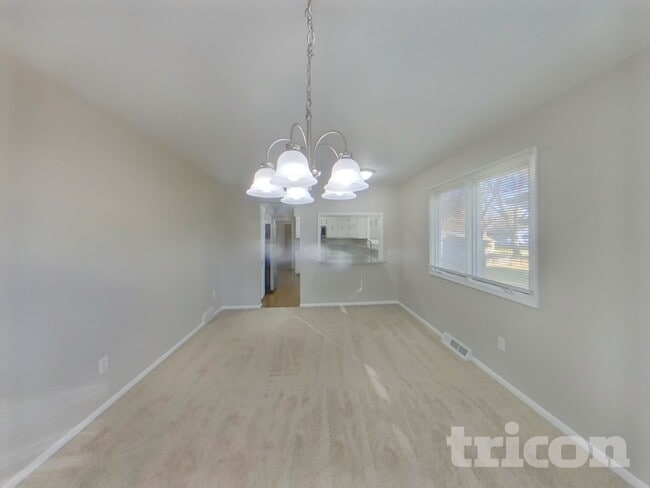 Photo - 931 Market St S