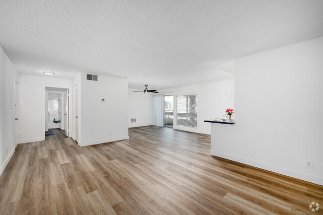 1BR, 1BA + Den - 850SF