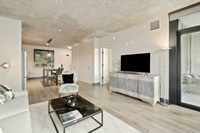 Photo - 1335 W Lake St