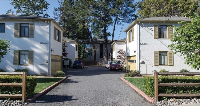 Laurel Oaks Apartments