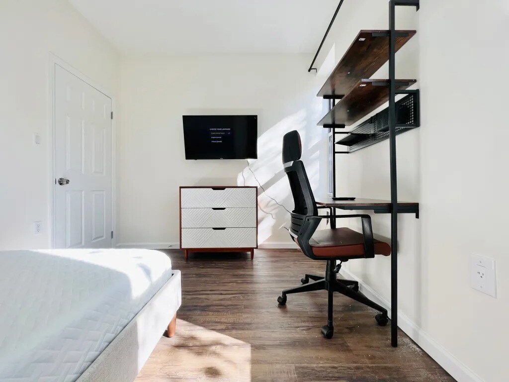 Private Bedroom in a 4 bedroom / 2 bathroo... Condo Unit 2 Condo for