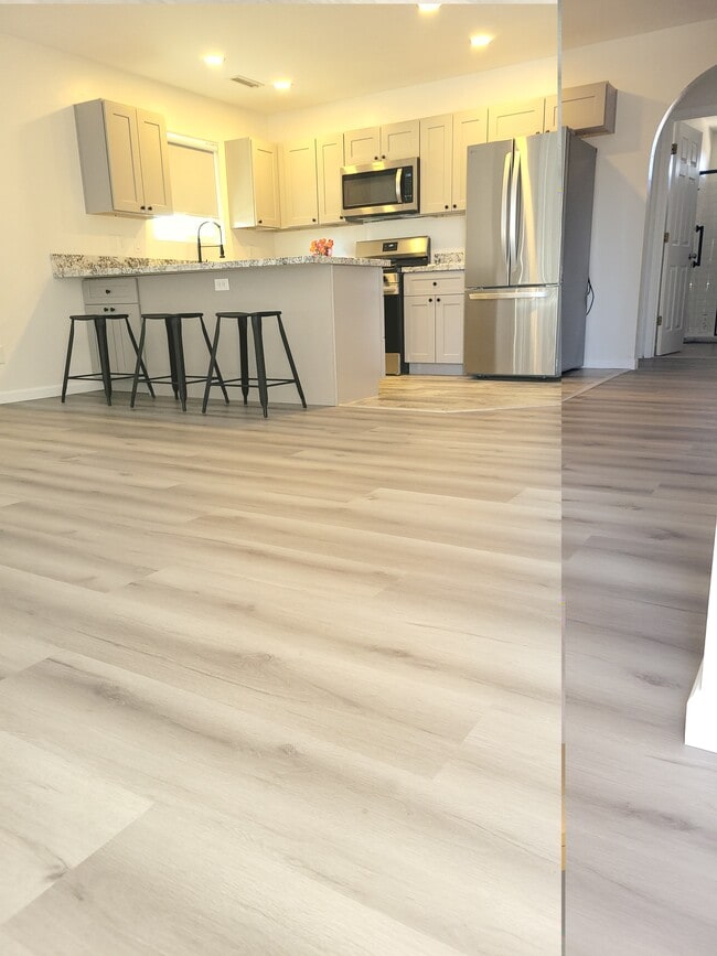 Greatroom with breakfast bar - 8396 E Stevens Dr Unit A