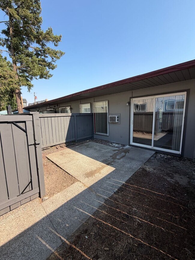 Photo - 2120 NW Janssen St Unit J09 - V