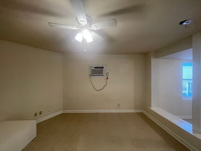 Photo - Studio in Downtown Historic House - Utilit... Unit Apartment 4