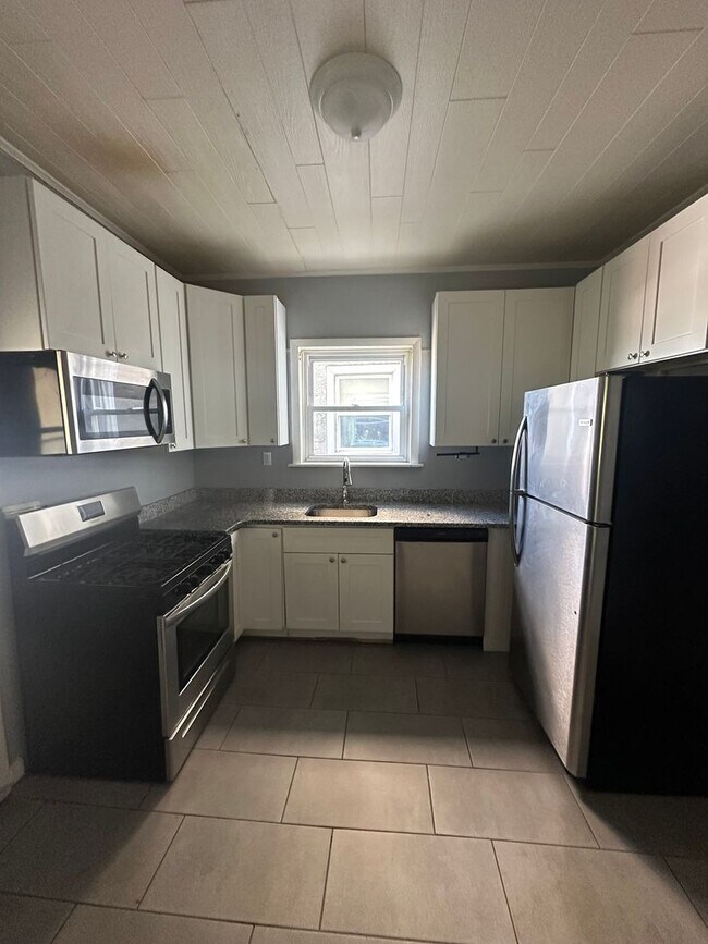 Photo - 3 bedroom, 1 Bath in Desirable Location