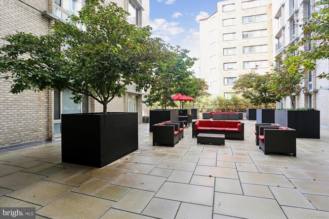 Building Photo - 950 25th St NW Unit 607-N