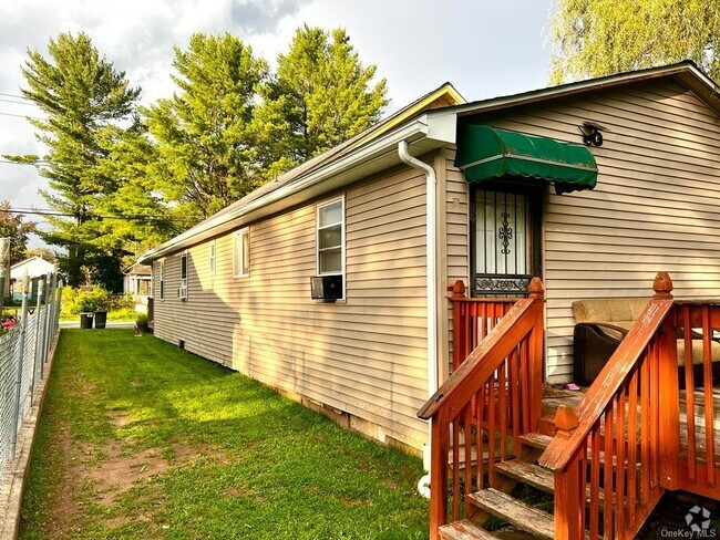 Building Photo - 10 Maple Ave N Rental