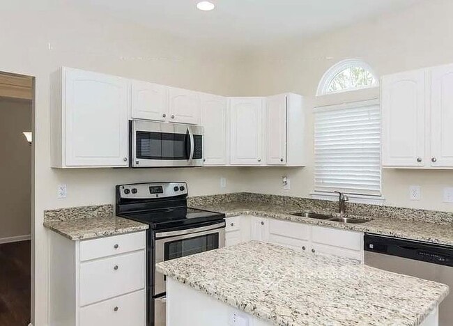 Photo - 15832 Hollingbourne Rd