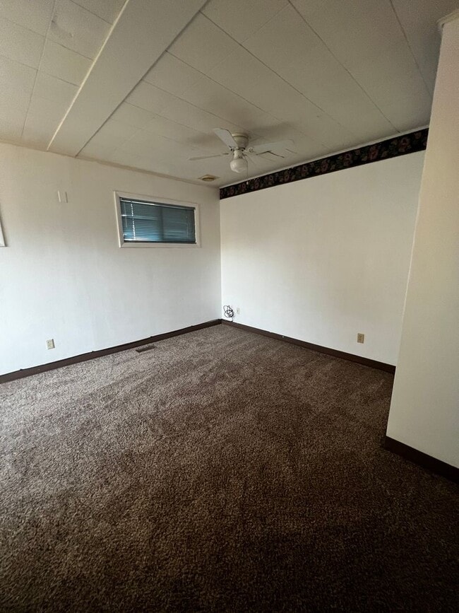 Building Photo - Vine Maple Triplex Unit 806-QU