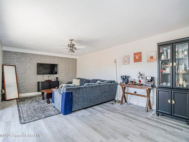 Photo - 1170 6th Ave