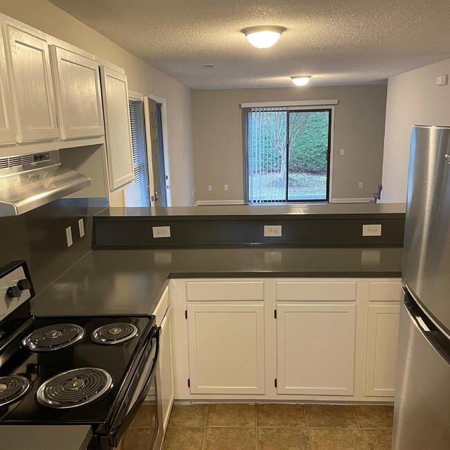 Cedar Rock 3 Bed Kitchen - Apartments on 20th