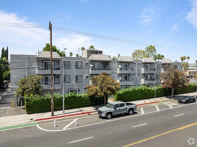8155 Reseda Blvd