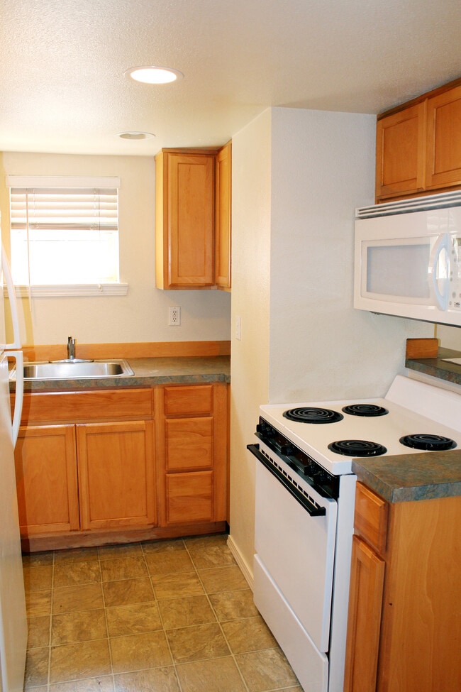 Photo - 1002 NE B St