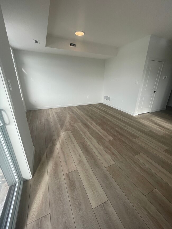 Photo - 824 Woolwich St