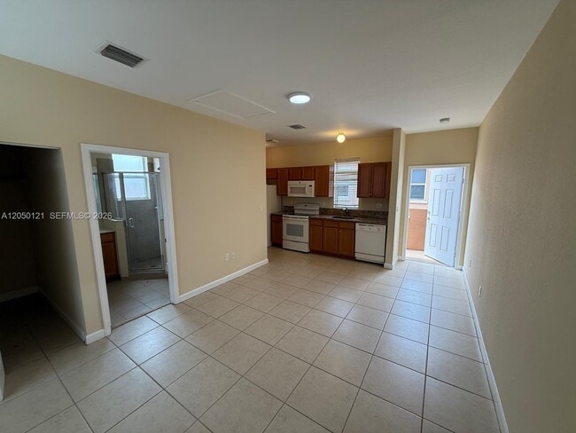 Building Photo - 17021 SW 96th St Unit STUDIO