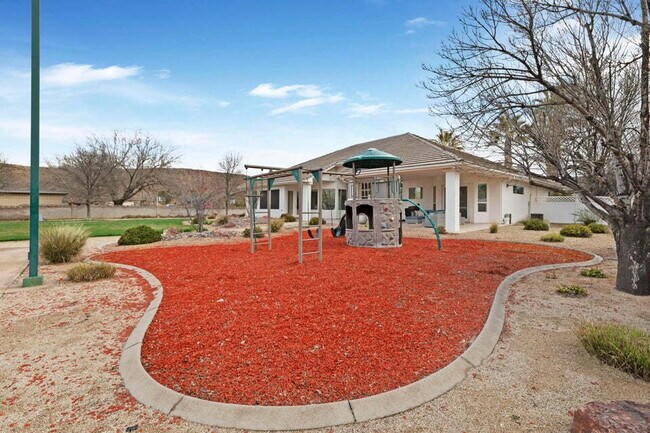 Photo - Spacious 5 bed 3 bath with large back yard.