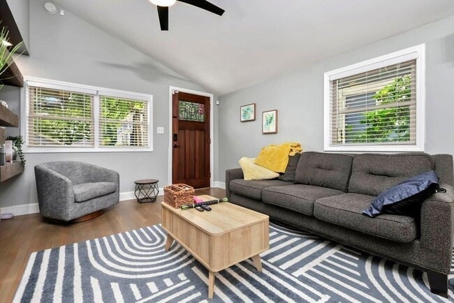 Photo - 677 Holmes St NW