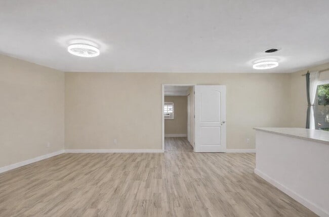 Photo - 140 W 31st St