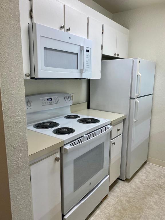 Building Photo - 395 Imperial Unit 234