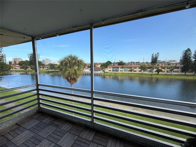 Building Photo - 2880 NE 203rd St Unit 26