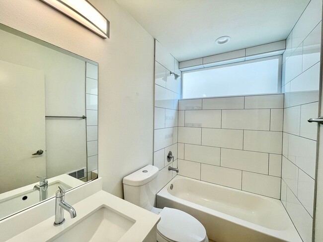 Photo - Spacious Modern Townhome in UD!!