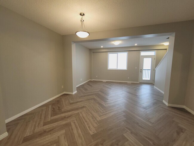 Photo - 2072 Wonnacott Way SW