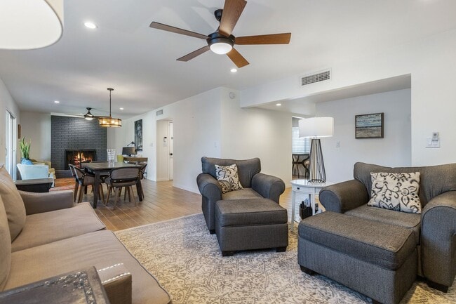 Building Photo - Cute 3 Bedroom 2 Bath In Phoenix!