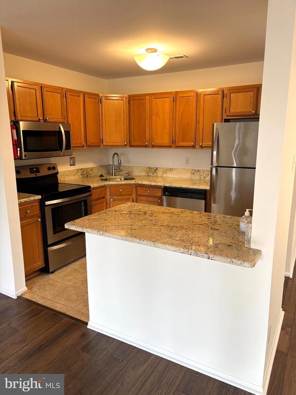 Building Photo - 1812 Hickory Cir