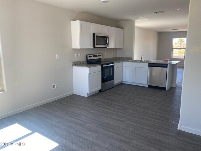 2052 E Velvet Pl