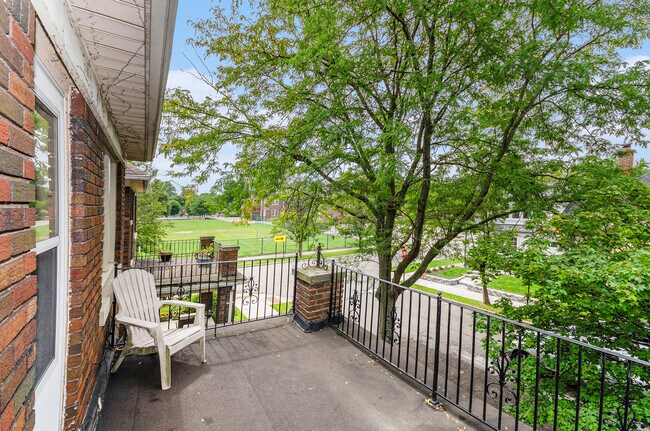 Photo - 858 Nottingham Rd