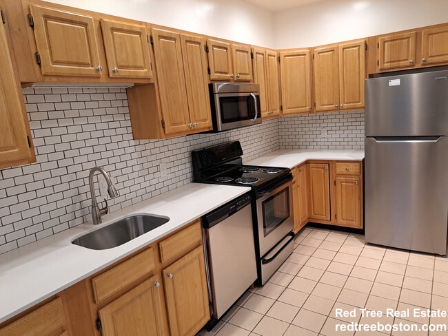 Building Photo - 1402 Beacon St Unit 3