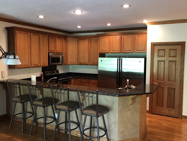 Photo - 859 Clearwater Cv W