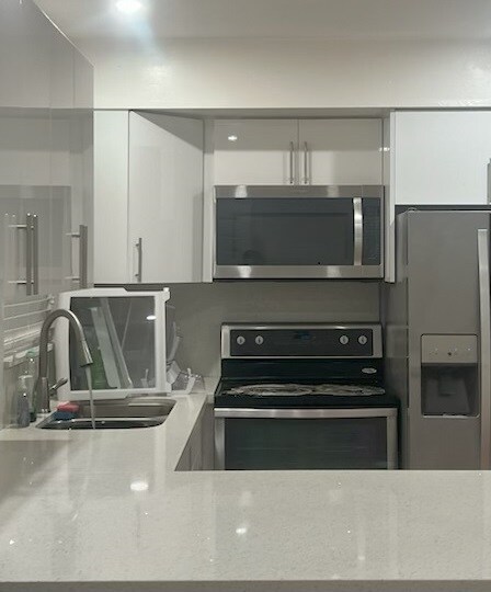 Building Photo - 6245 SW Kendale Lakes Cir