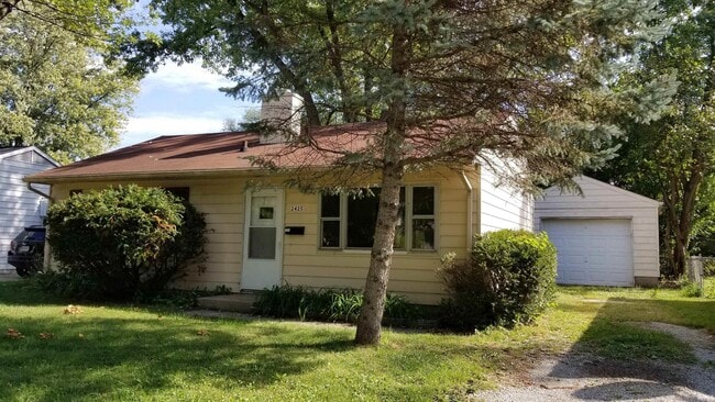 Building Photo - 2425 Foxhall Dr