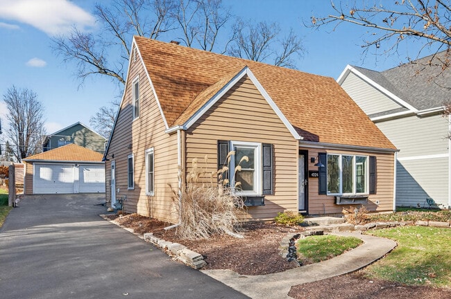 Photo - 4524 Washington St