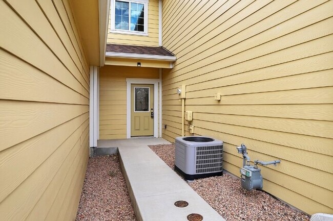 Photo - Oct Rent Free. 2 Bed 2.5 Bath 1 Car. Mins ...