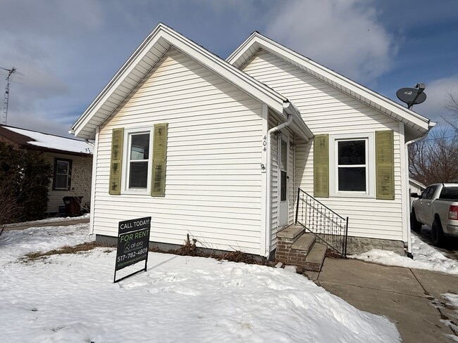 Building Photo - 404 E Bird-Charming single family home for rent in Vandercook Lake