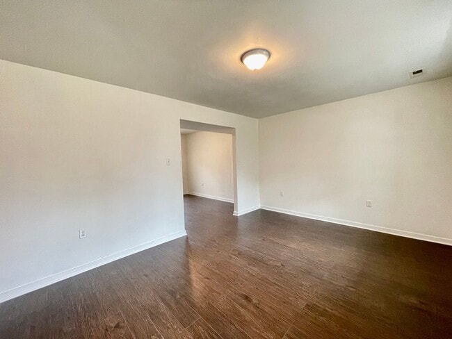 Photo - 701 Dendron St