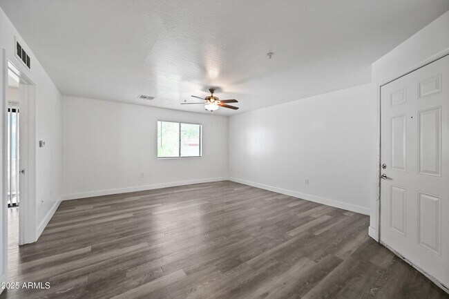 Photo - 3065 N 67th Ave Unidad 215