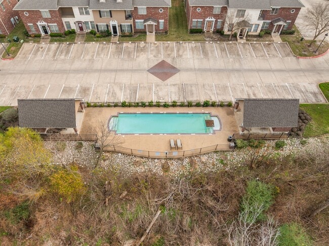 Building Photo - 400 Forest Dr Loop