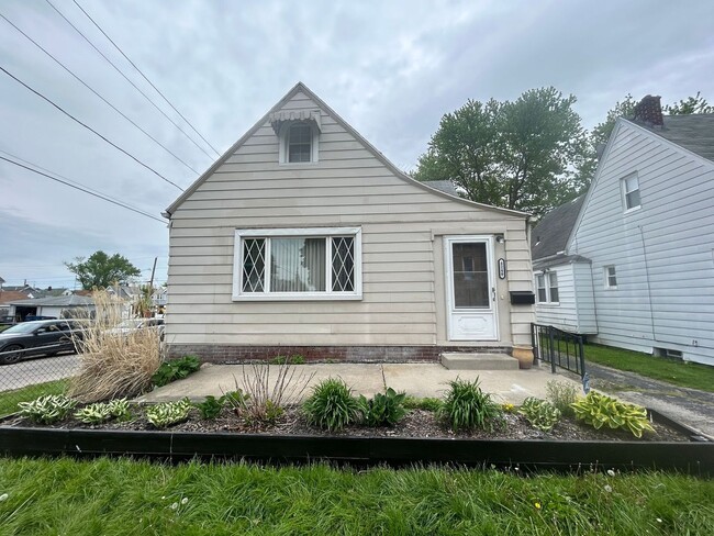 Building Photo - Charming 3-Bedroom Home in Peaceful West Toledo Neighborhood