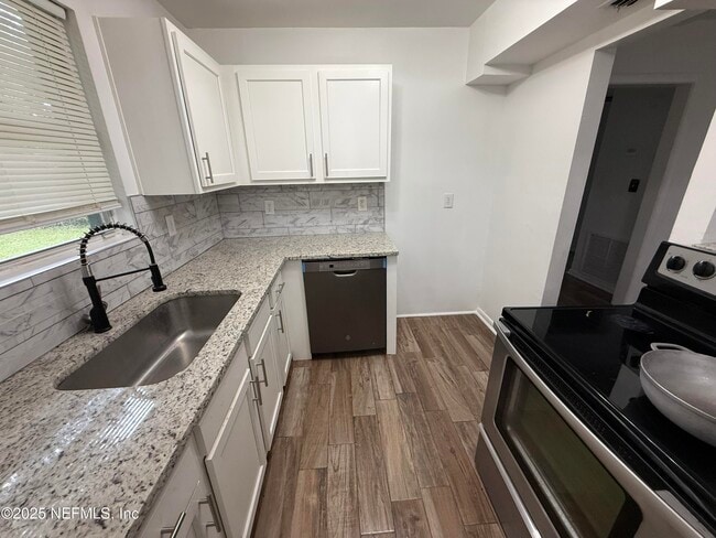 Photo - 1015 Busac Ave