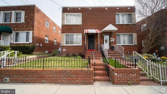 Building Photo - 604 Nicholson St NE Rental