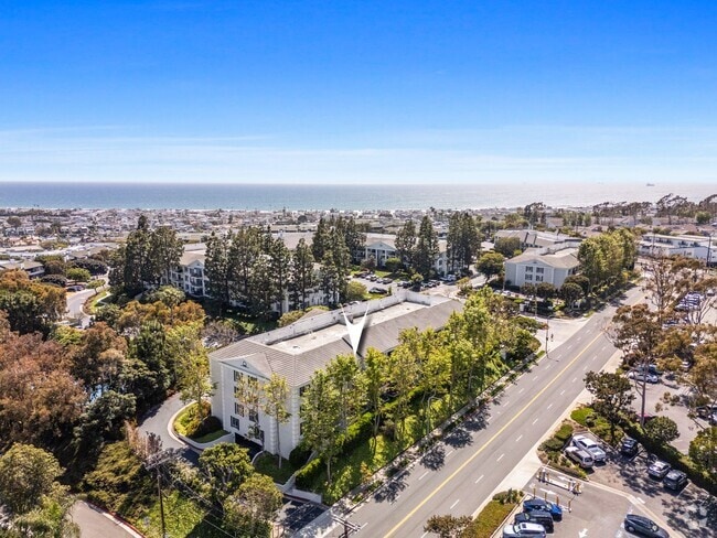 Building Photo - Updated Versailles Condo in Newport Beach