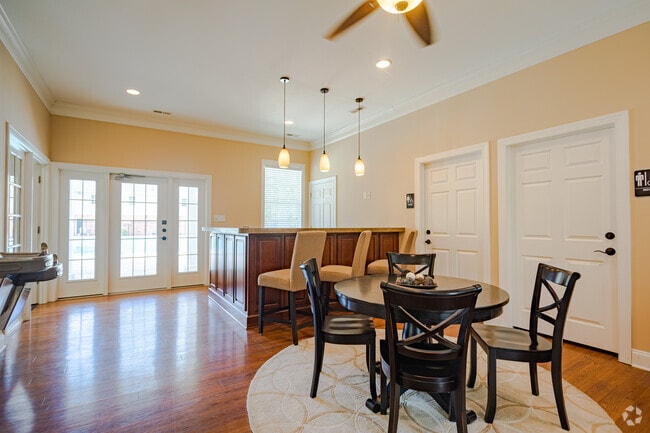2BR, 1.5BA - Hermitage Manor