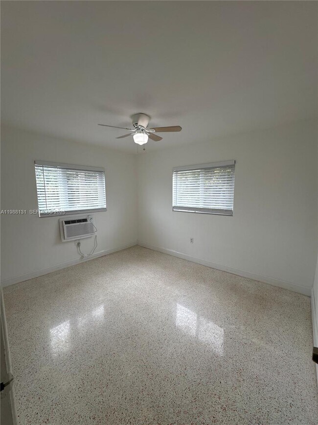 Building Photo - 2429 SW 9th St Unit 7