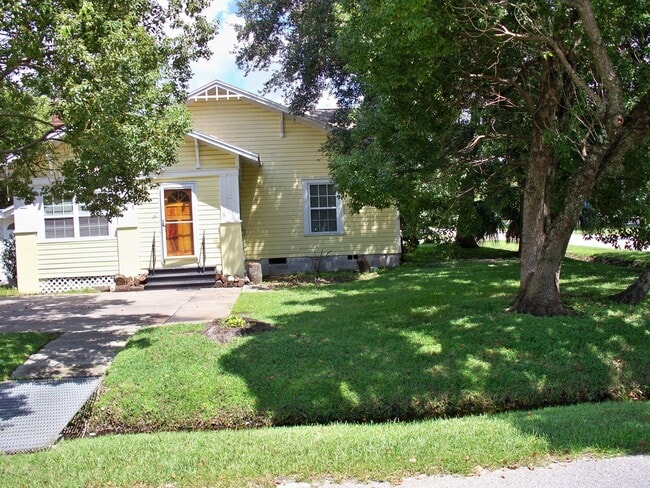 Building Photo - Beautiful Bungalow with heart-of-pine floors