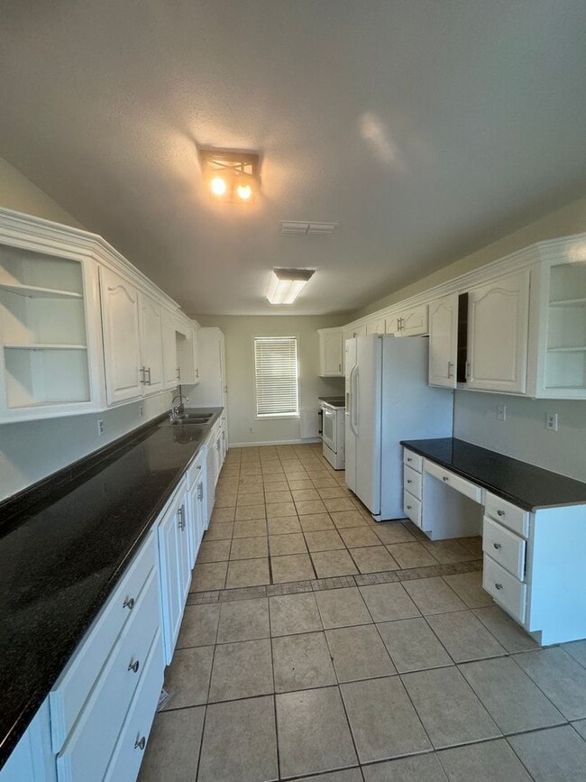 Photo - 3 Bedroom / 2 Bath with plenty of space. T...