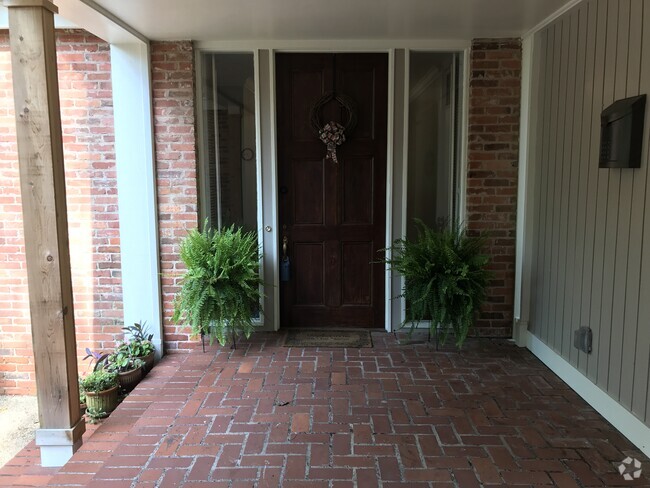 Building Photo - 1855 Park Dr Rental